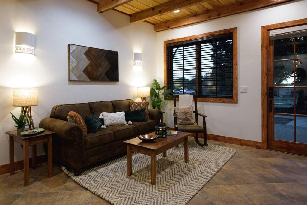 Little Dutch Cabin #3 - 12 Min To Magnolia-Baylor Bellmead المظهر الخارجي الصورة